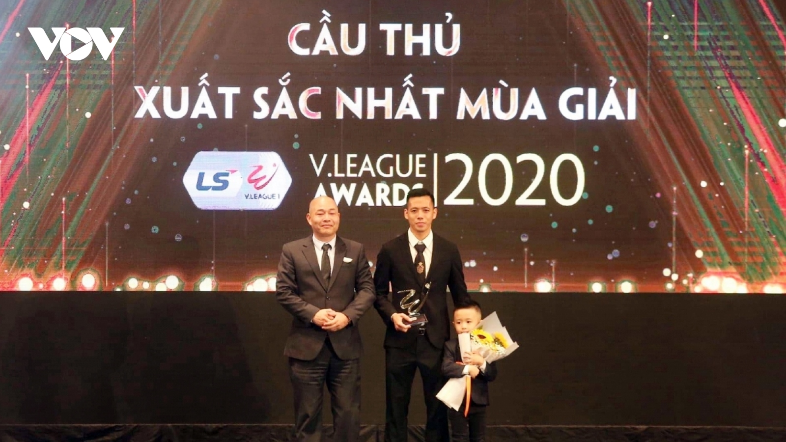 Lý do Văn Quyết đoạt giải Cầu thủ xuất sắc nhất V-League 2020